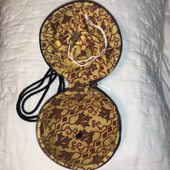 Coconut Purse NWT: Zip-up Closure, Lined, & Drawstring Inside, Leis Included - Picture 4 of 10